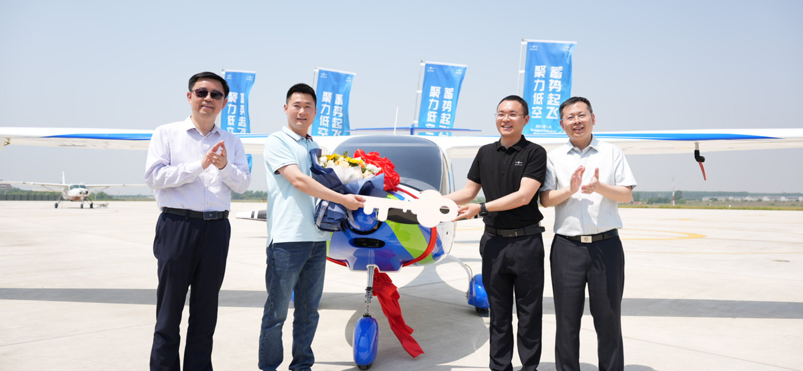 在低空经济领域展翅高飞！RX1E-A电动固定翼飞机安徽首架交付，多项产业合作同期签约